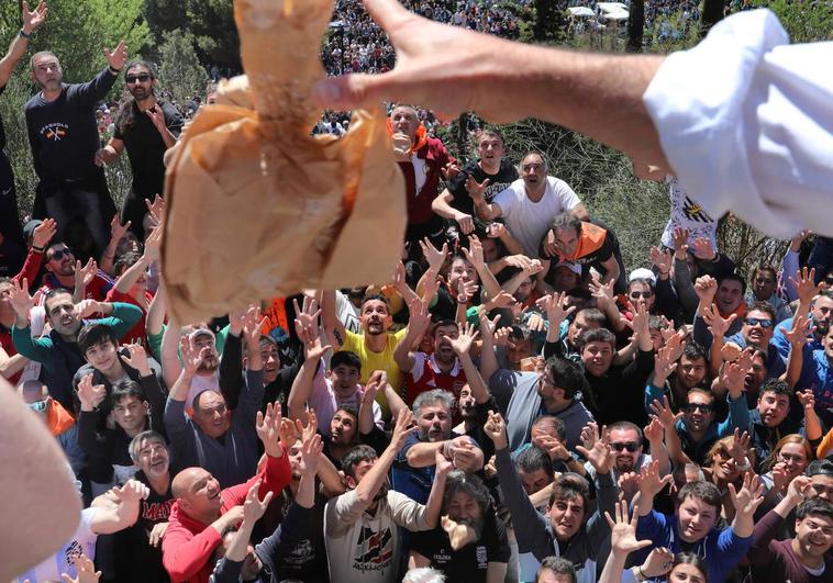 Decenas de personas en los primeros puestos bajo el balcón para hacerse con las bolsas.