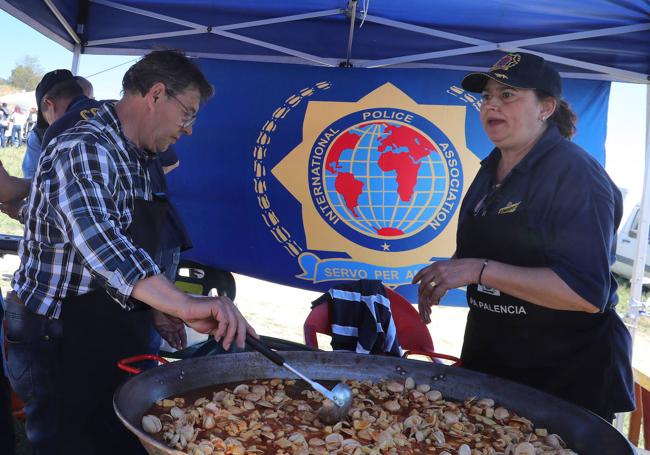 Preparación de paella en la caseta de la International Police Association (IPA).