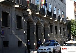 Una patrulla de la Policía Local frente al Palacio de Justicia.