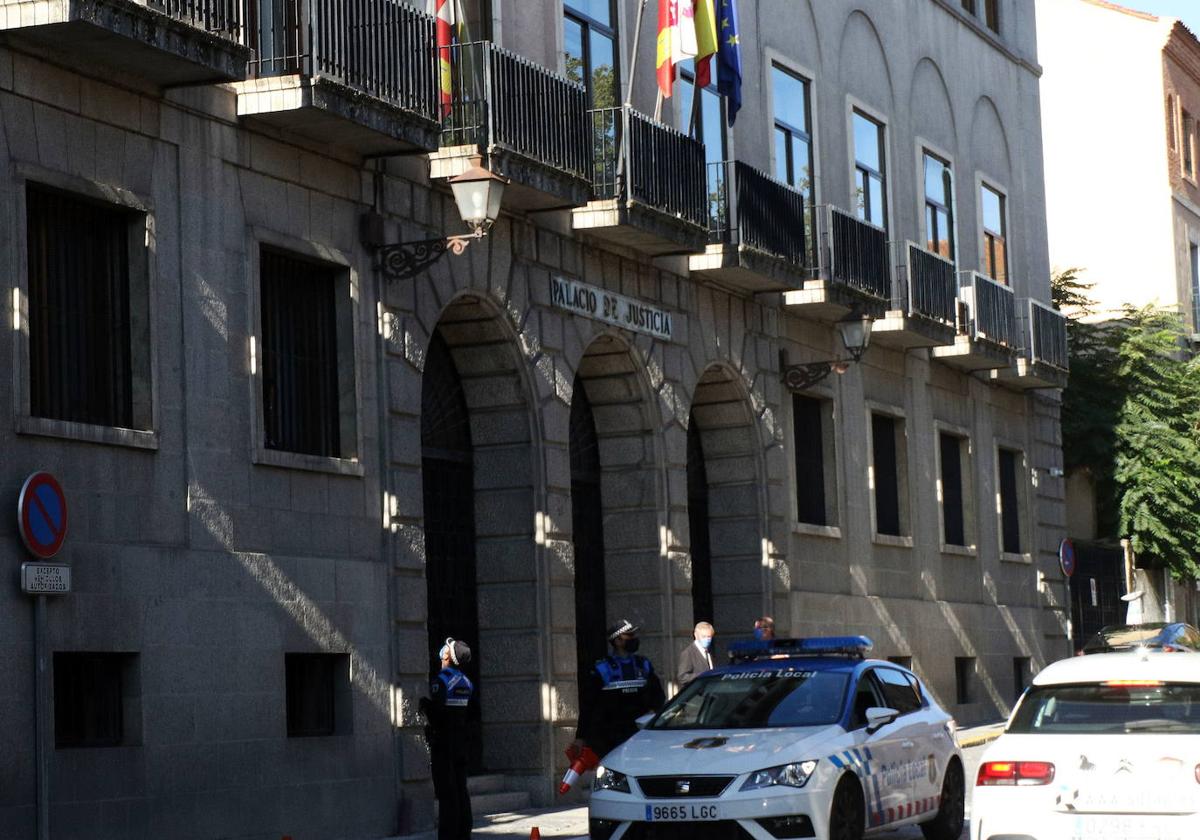 Una patrulla de la Policía Local frente al Palacio de Justicia.