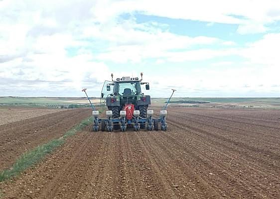 Máquina preparada para la siembra de girasol.