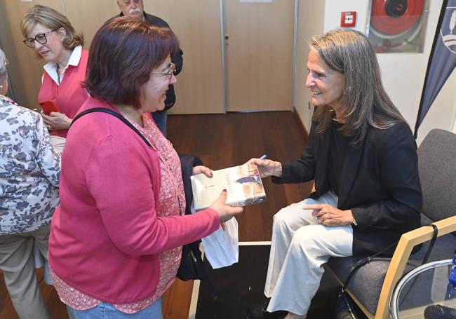 La escritora conversó con sus lectores y firmó ejemplares de sus novelas