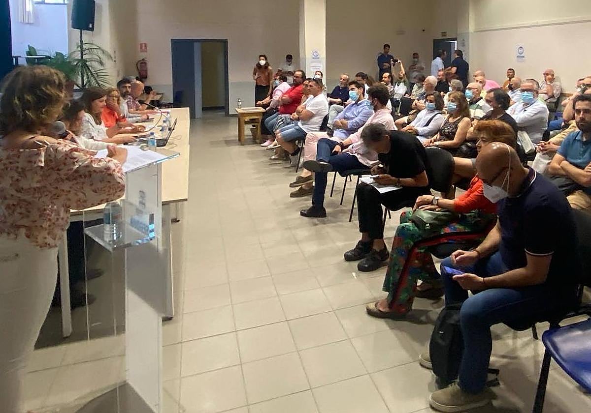 Varias personas asisten a un debate organizado por Fedasve el pasado año.