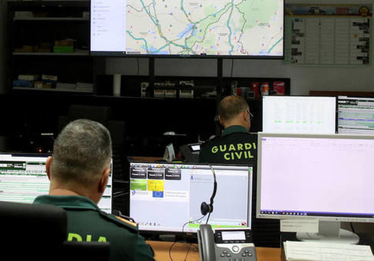 Agentes de la Guardia Civil de Segovia, durante una investigación.