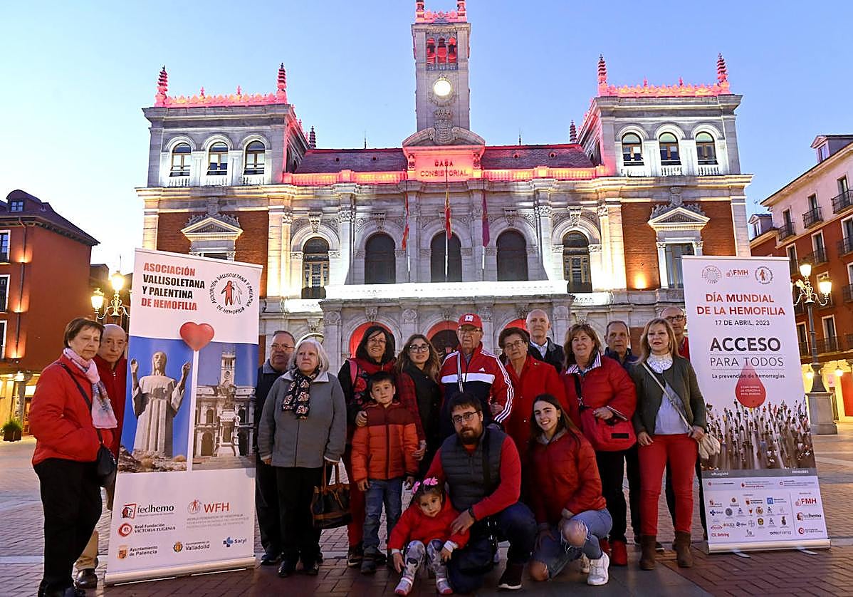 Iluminación en rojo por el Día Mundial de la Hemofilia del Ayuntamiento de Valladolid.