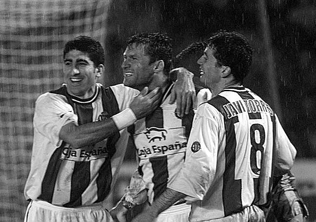 Turiel y Javi Torres Gómez felicitan a Márquez por su gol en Copa.