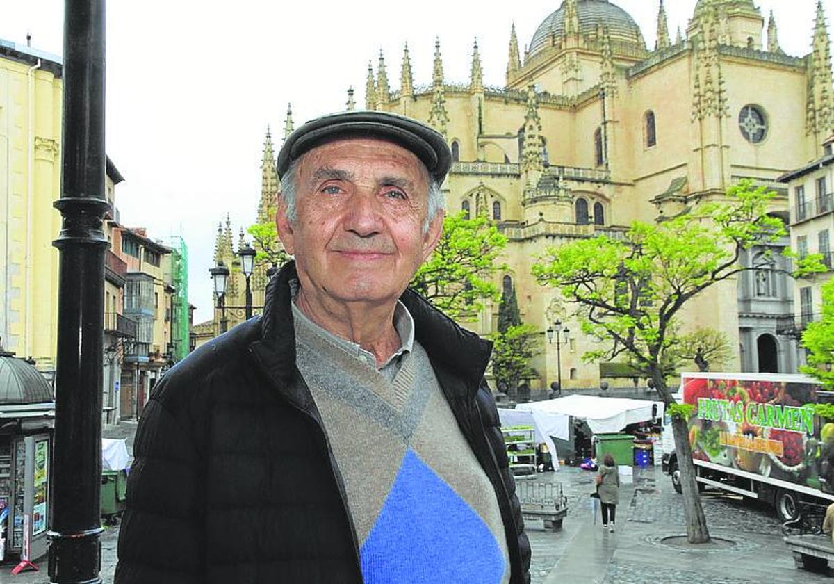 Pedro Montarelo, de Amigos del Patrimonio, en la Plaza Mayor.