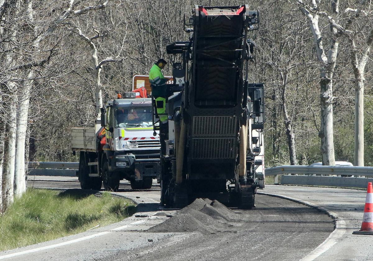 Obras en la CL-601, ayer.