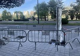 Instalación de la nueva marquesina en Isabel la Católica.