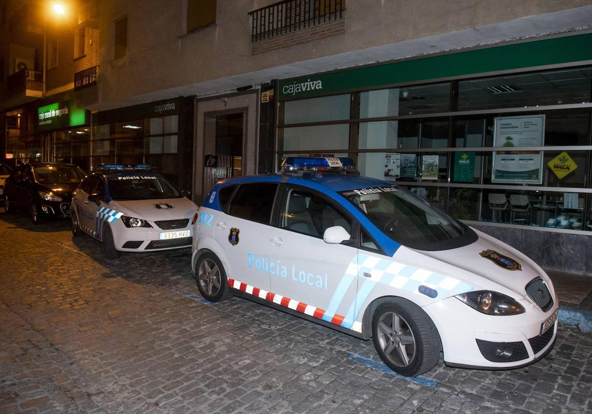 Patrullas de la Policía Locfal en el barrio de San Millán.