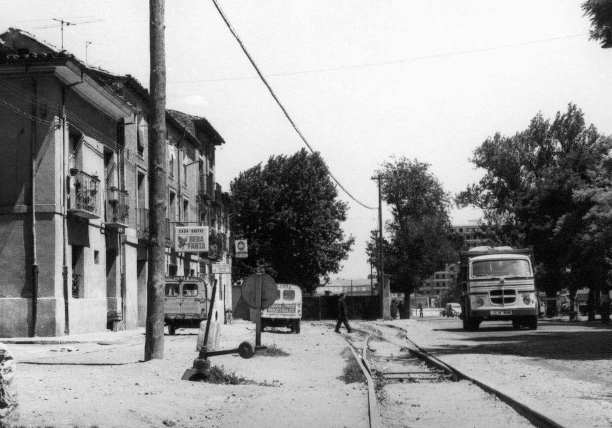 Vías del 'tren burra' en la estación de San Bartolomé, desde la Avenida de Gijón (1969).