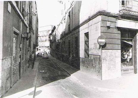 Imagen secundaria 1 - Arriba, confluencia de la Ropería y de la plaza de las Carnicerías en la segunda década del siglo XX (dibujo de Ricardo Huerta). Debajo, a la izquierda, la calle de los Tintes, en el año 1978. A la derecha, obras de urbanización en la plaza de la Libertad (años 70 del siglo XX).