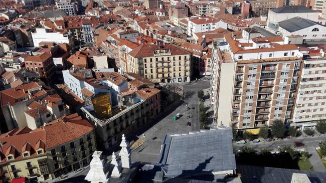 Imagen después - Detalle del plano de la ciudad realizado por Bentura Seco en 1738 y redibujado por Agapito y Revilla en 1900. A la derecha, vista aérea de la plaza de la Libertad.