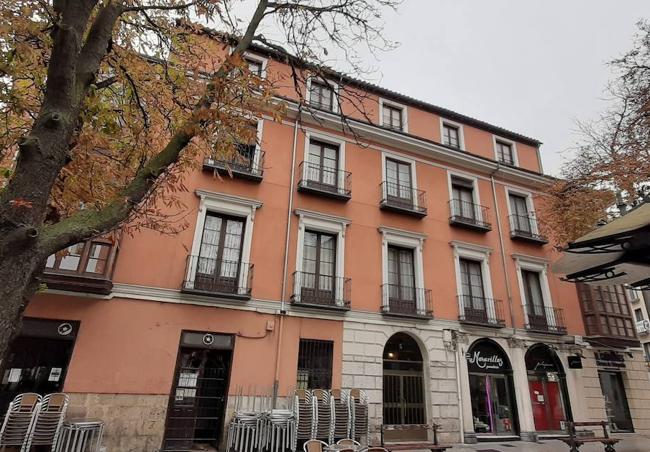 Fachada norte del edificio del número 5 de la plaza de la Libertad.