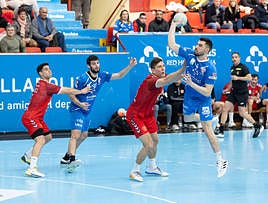 Borja Méndez supera a la defensa del Hueaca.