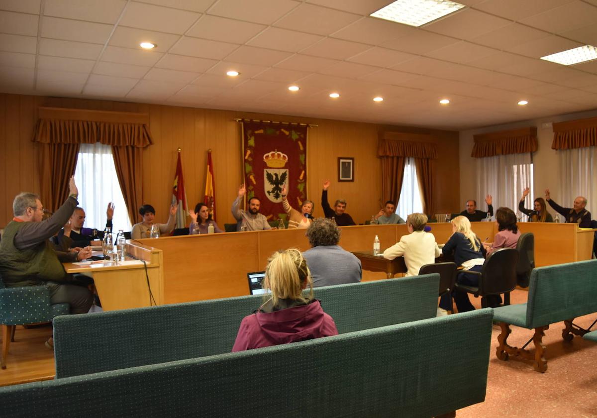 La corporación vota durante el pleno celebrado el martes.