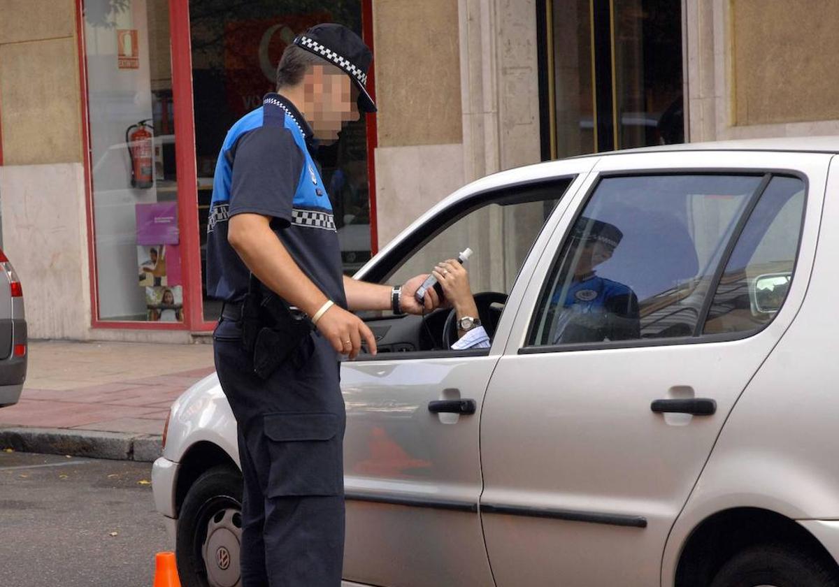 Control del acoholemia realizado por un policía local de Valladolid