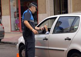 Control del acoholemia realizado por un policía local de Valladolid