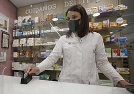 Una farmacéutica de Palencia pasa la receta electrónica.