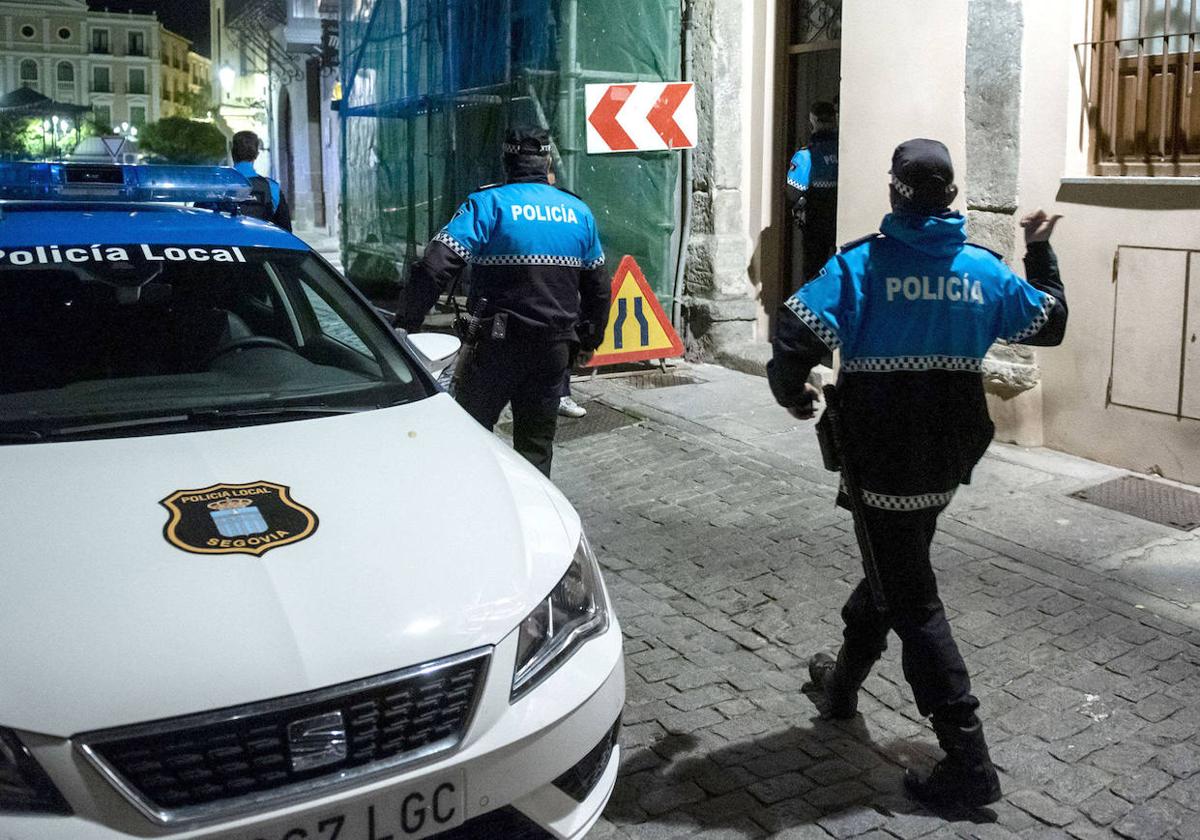 Agentes de la Policía Local acuden a un piso de estudiantes en el casco histórico de Segovia.