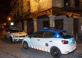 Coches de la Policía Local en una zona del recinto amurallado cercana a la de la afectada.