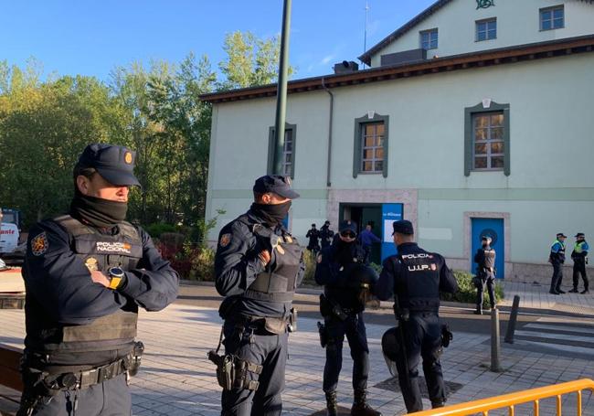 Agentes desplegados en el perímetro del antiguo hotel.