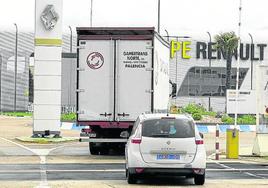 Acceso a las instalaciones de Renault en la carretera de Madrid.