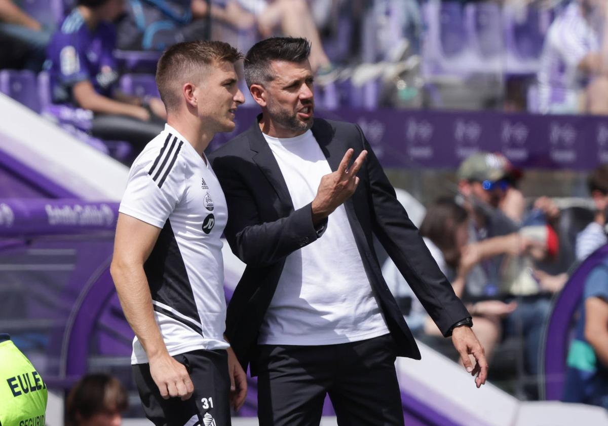 Martín Varini (izquierda) habla con Paulo Pezzolano durante el partido Real Valladolid-Mallorca de hace dos jornadas