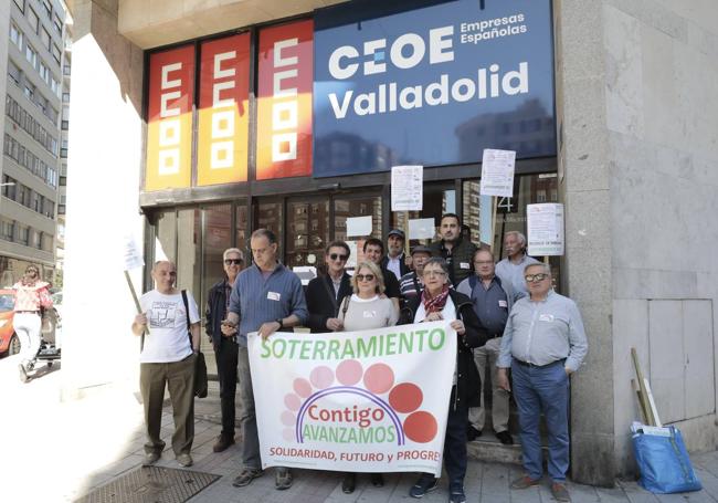 La plataforma Contigo Avanzamos, en la puerta de la sede de la CEOE, donde se celebró el debate.