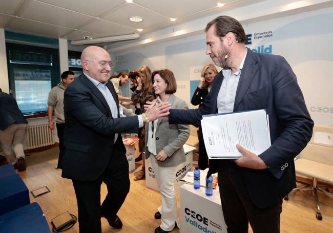 Saludo entre Óscar Puente y Jesús Julio Carnero, con María Sánchez detrás.