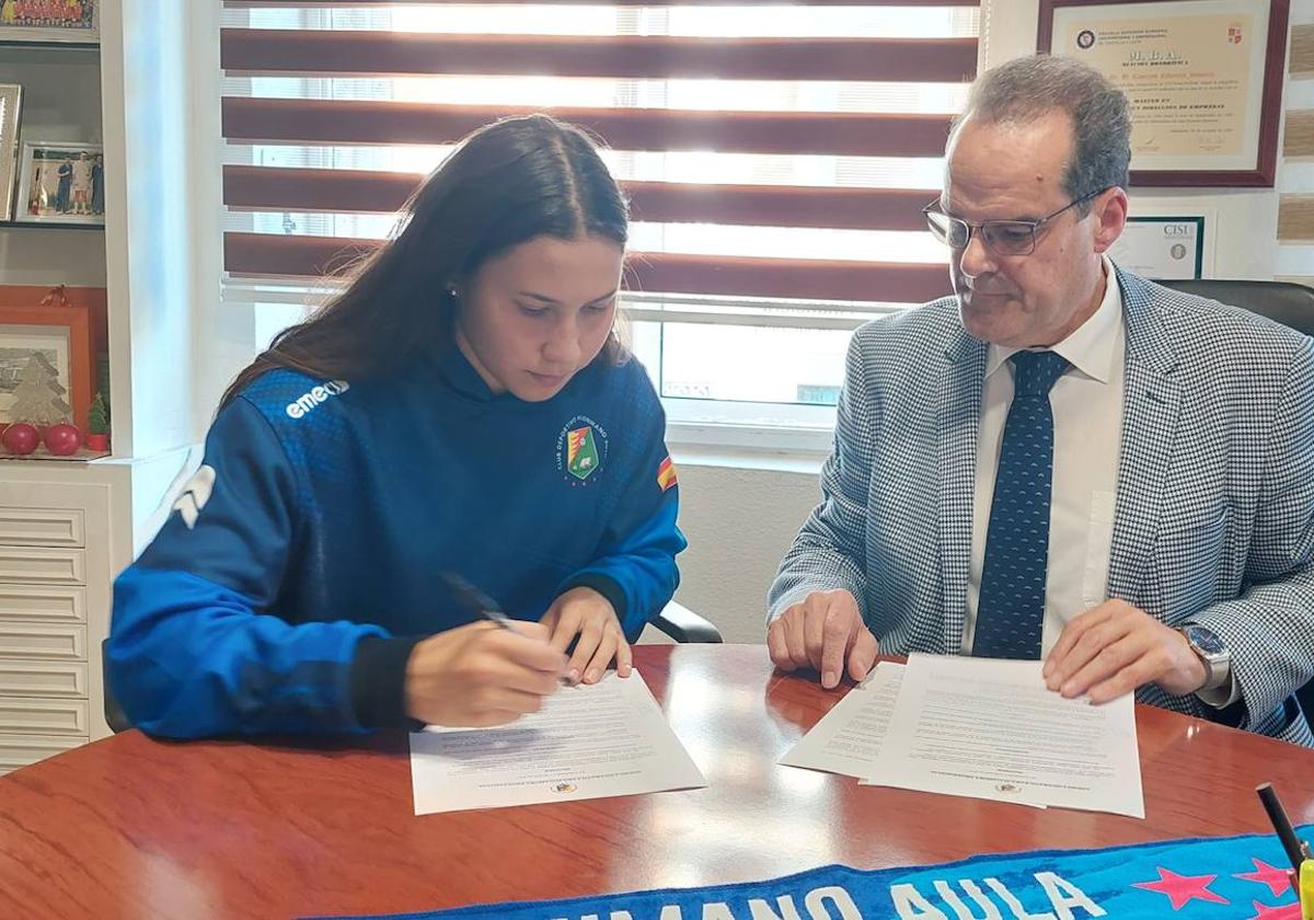 Martina Romero, junto al presidente del Aula, Cayetano Cifuentes.