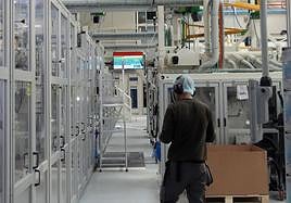 Un trabajador en una industria de la provincia de Segovia.