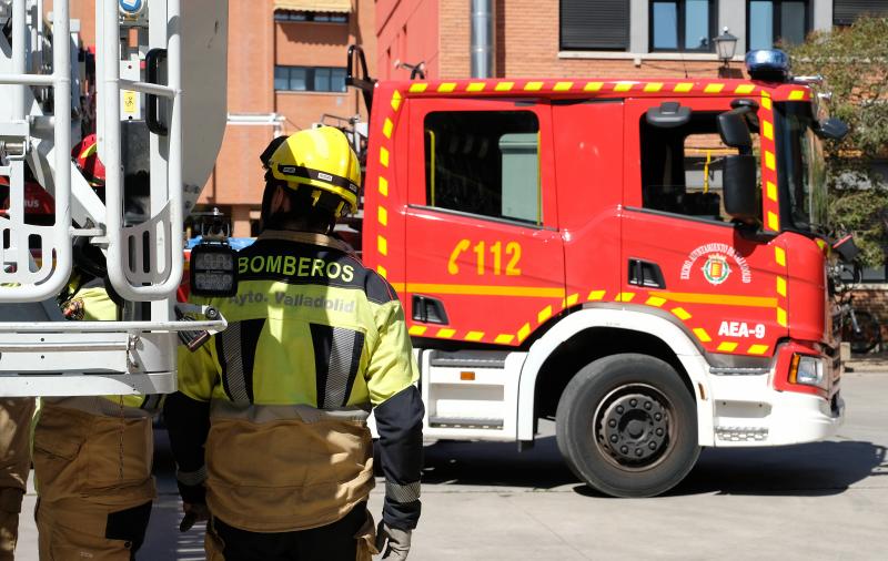 Varios bomberos realizan prácticas en el parque Central.