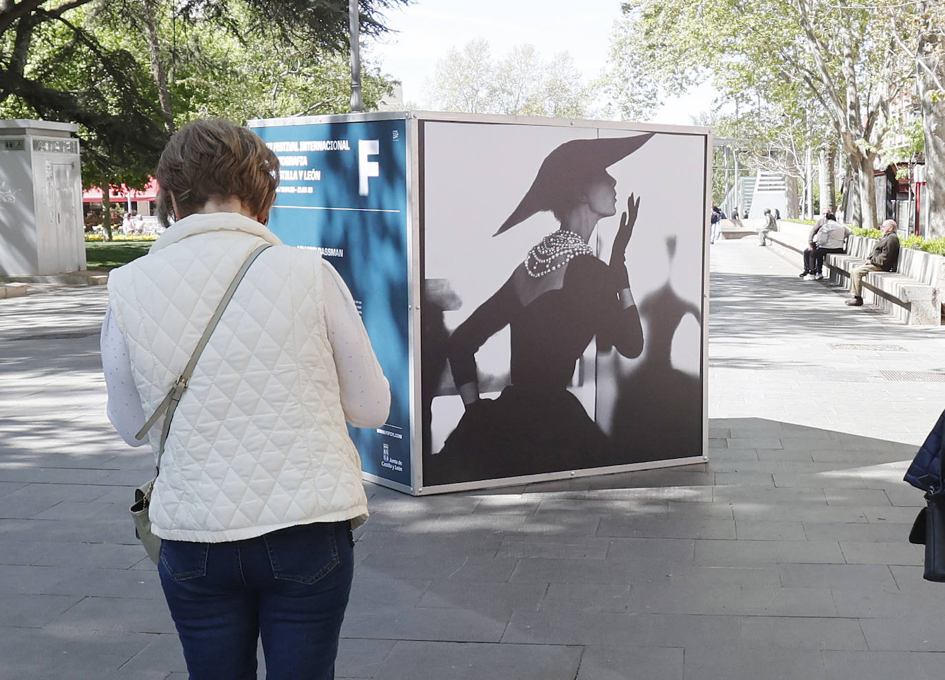 Palencia incorpora 20 cubos de grandes fotografías