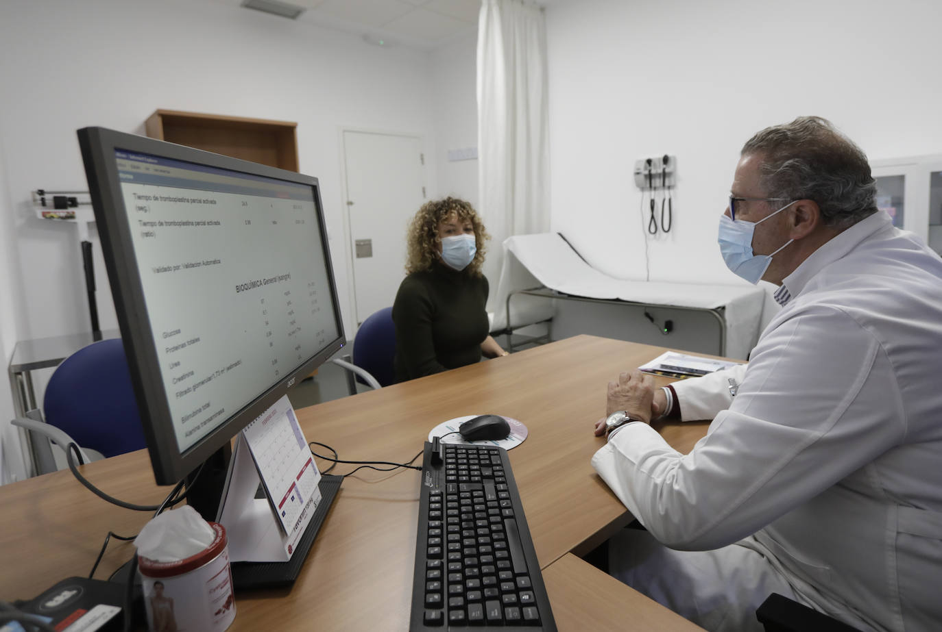 Médico atiende a una paciente en su consulta