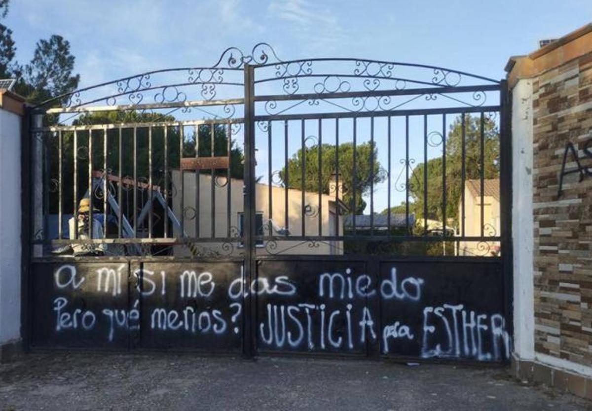 Realizan pintadas en el chalé familiar de Óscar S. con la palabra «asesino»