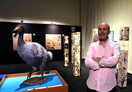Fernando Tomás García, comisario de la exposición, junto a la escultura de un dodó, ave extinta en el siglo XVII, y otras piezas de la muestra.