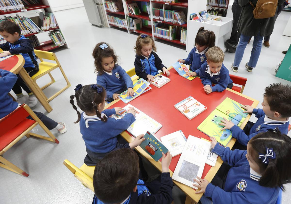 Alumnos de Infantil del colegio La Providencia conocen la Biblioteca Pública, ayer en una de las visitas para escolares.