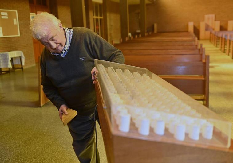 Agustín Martínez, en uno de los lampadarios afectados de la parroquia de Santa Teresa.