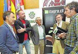 Asier Saiz, Juan José Luque, Miguel Delibes, José Jiménez y Fernando Jubete conversan en el campus.