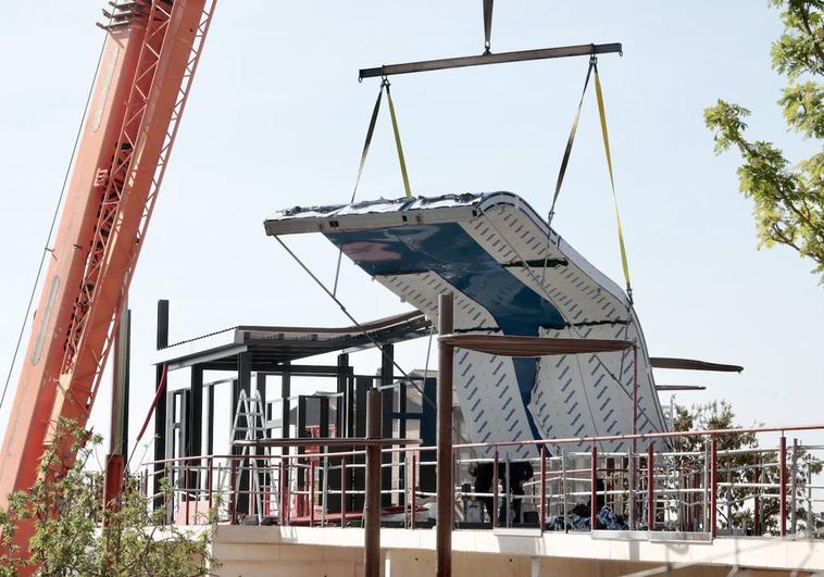 Instalación de la 'lengua azul' en el ascensor de la ladera este de Parquesol.