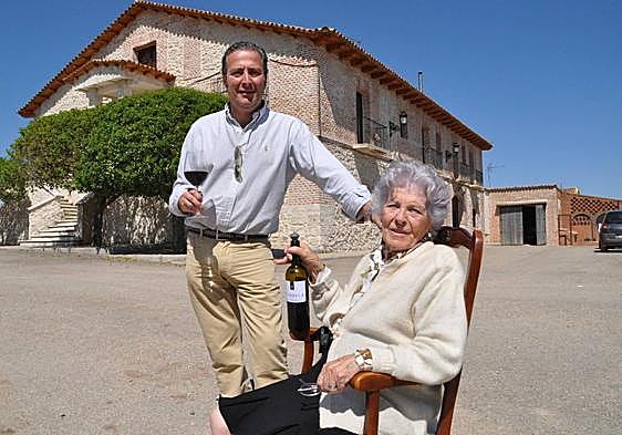 Társila y su hijo Ricardo Rodilla, ante la casa de labranza que preside el complejo de la finca agropecuaria de la bodega, en una imagen de archivo.
