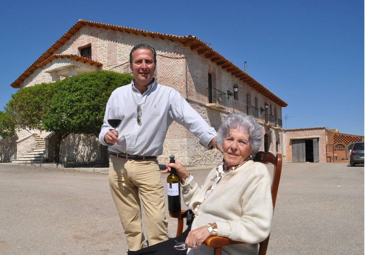 Társila y su hijo Ricardo Rodilla, ante la casa de labranza que preside el complejo de la finca agropecuaria de la bodega, en una imagen de archivo.