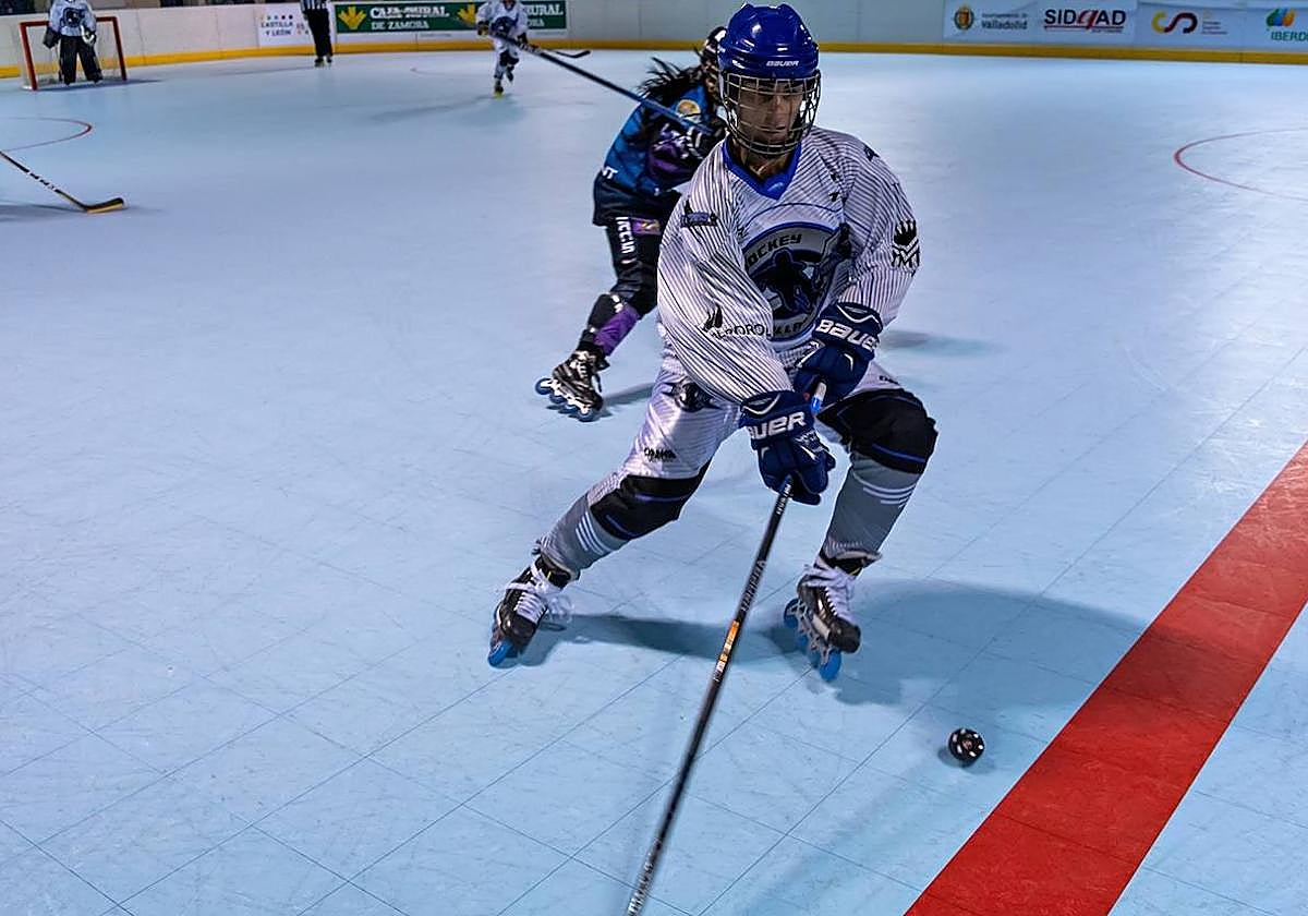 Ana Sierra controla la pastilla en el partido con el Tucans de la primera vuelta.