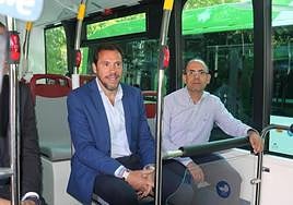 El alcalde, Óscar Puente, junto al concejal Luis Vélez.