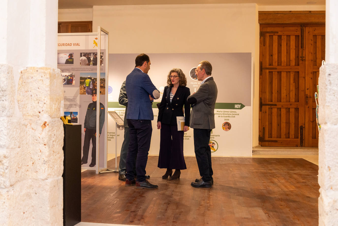 La eurodiputada Maite Pagazaurtundua visita la exposición de la Guardia Civil