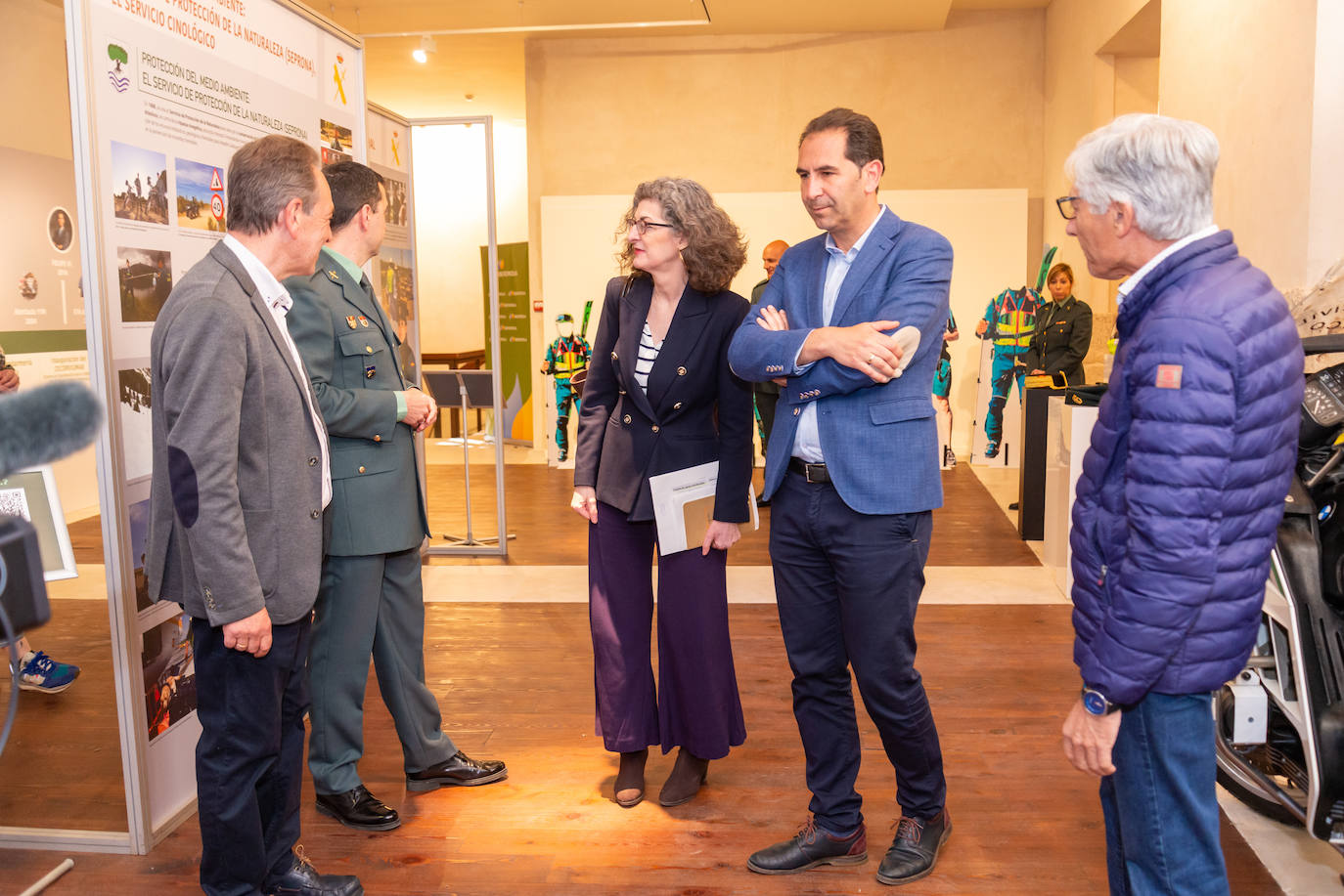 La eurodiputada Maite Pagazaurtundua visita la exposición de la Guardia Civil