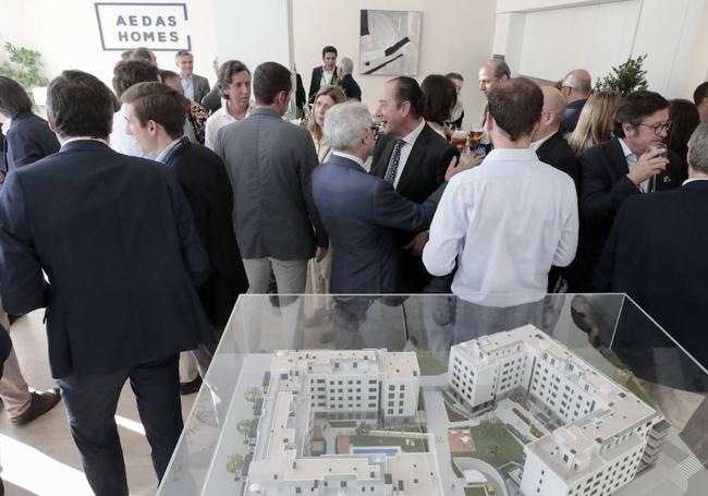 Félix García de Fuentes, director de Ker 2000 (en el centro de la imagen, con corbata), en el acto de inauguración de la oficina de AEDAS Home.