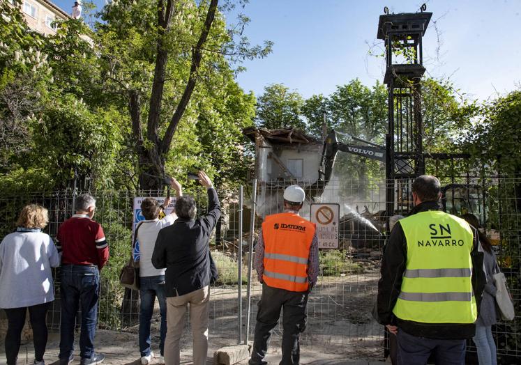 Expectación ante el derribo del chalé de Villa Estrella.