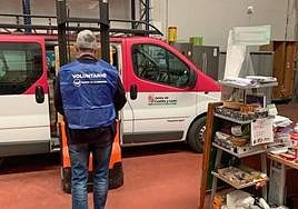 Traslado de alimentos con la furgoneta de la Junta de Castilla y León.